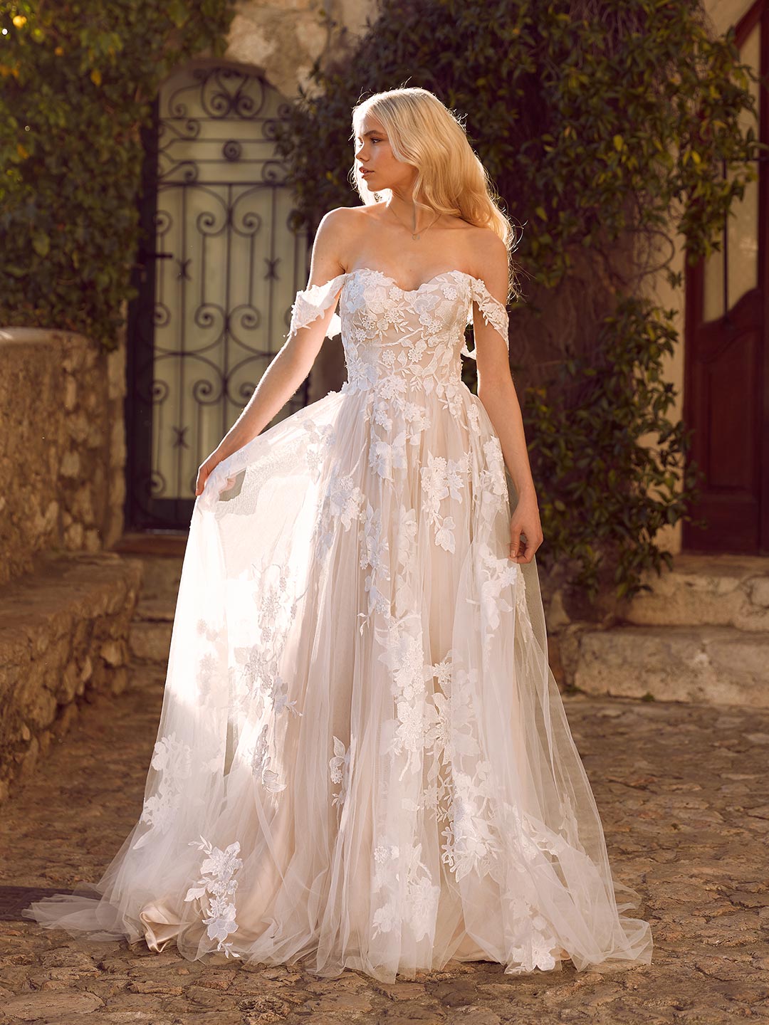 Das Brautkleid Elora vom Hersteller Madi Lane, bei Ivory & Blush