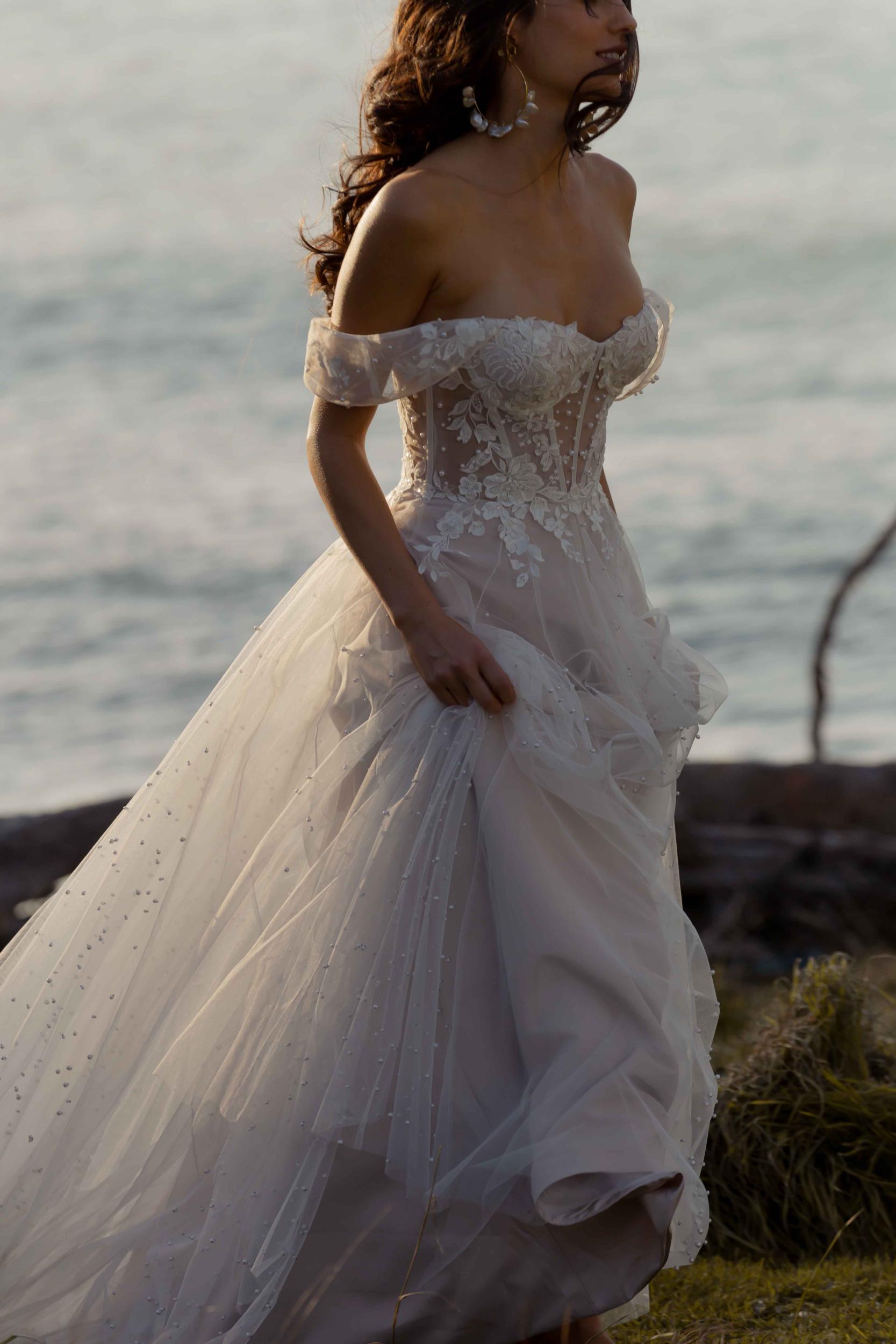 Das Brautkleid Kaiya  vom Hersteller Madi Lane, bei Ivory & Blush