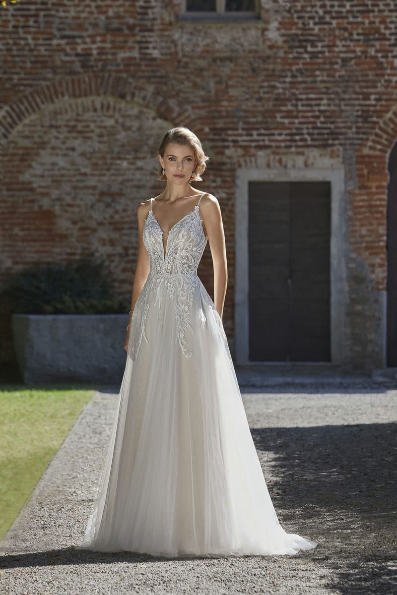 Das Brautkleid 8171 vom Hersteller Demetrios - Cosmobella, bei Ivory & Blush