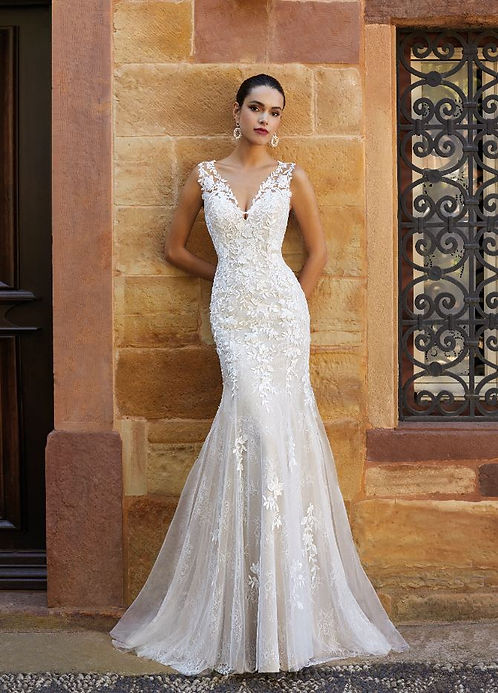 Das Brautkleid 8043 vom Hersteller Demetrios - Cosmobella, bei Ivory & Blush