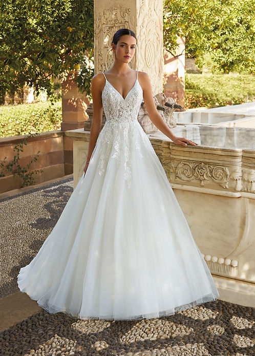 Das Brautkleid 8060 vom Hersteller Demetrios - Cosmobella, bei Ivory & Blush
