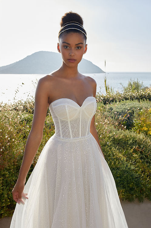 Das Brautkleid 8146 vom Hersteller Demetrios - Cosmobella, bei Ivory & Blush