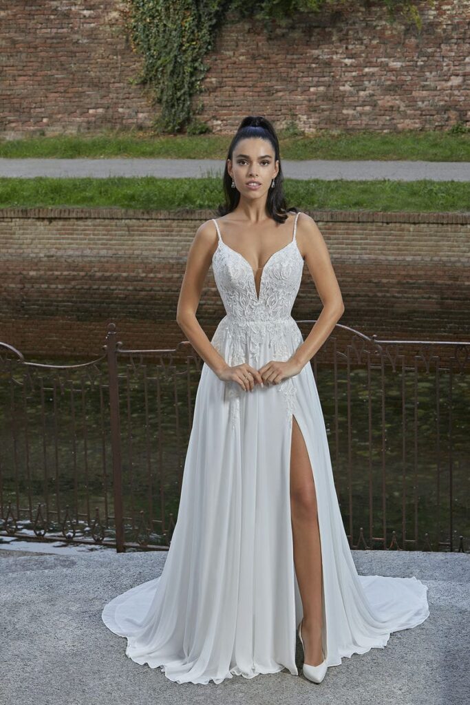 Das Brautkleid 8197 vom Hersteller Demetrios - Cosmobella, bei Ivory & Blush