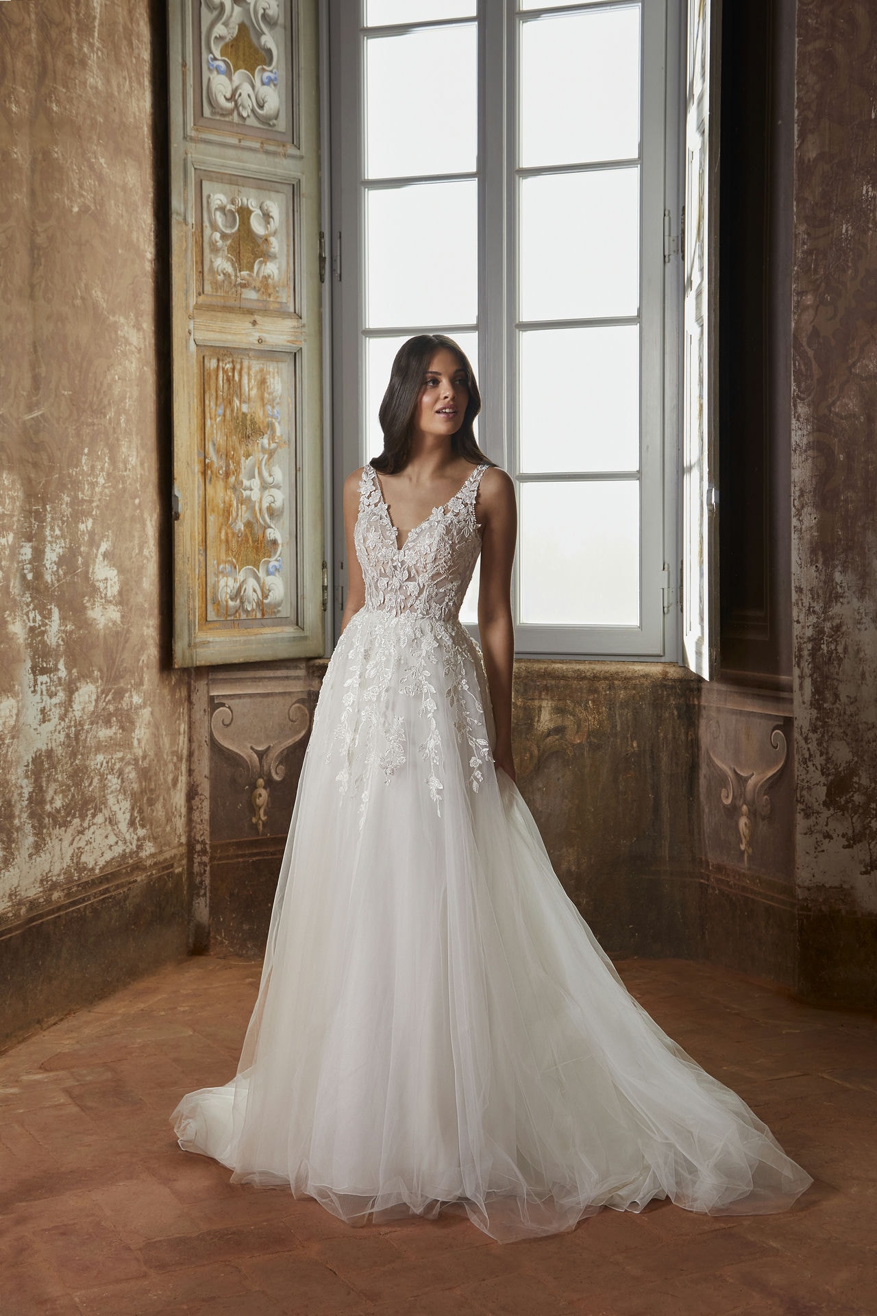 Das Brautkleid 8220 vom Hersteller Demetrios - Cosmobella, bei Ivory & Blush