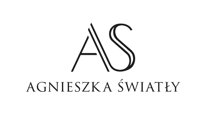 Stilisiertes AS-Monogramm über dem Namen Agnieszka Światły in eleganter schwarzer Schrift auf hellem Hintergrund, das exklusive Brautmode für Stuttgart und die Schweiz widerspiegelt.