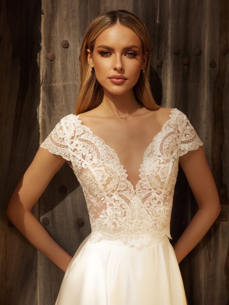 Das Brautkleid Bolero E426 vom Hersteller Bianco Evento, bei Ivory & Blush