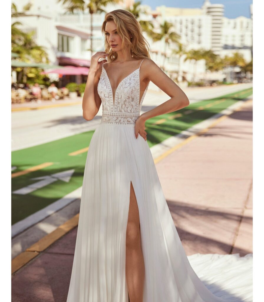 Das Brautkleid Carisa vom Hersteller Rosa Clara - Luna Novias, bei Ivory & Blush