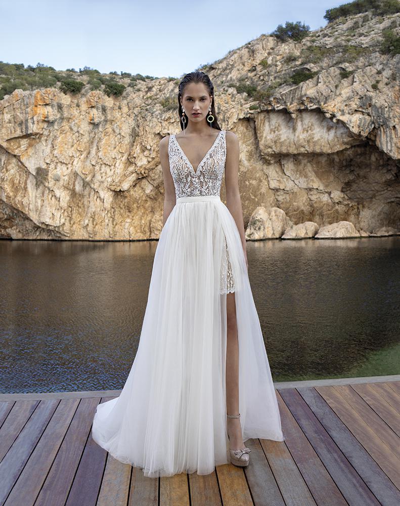 Das Brautkleid DR305 vom Hersteller Demetrios - Destination Romance, bei Ivory & Blush
