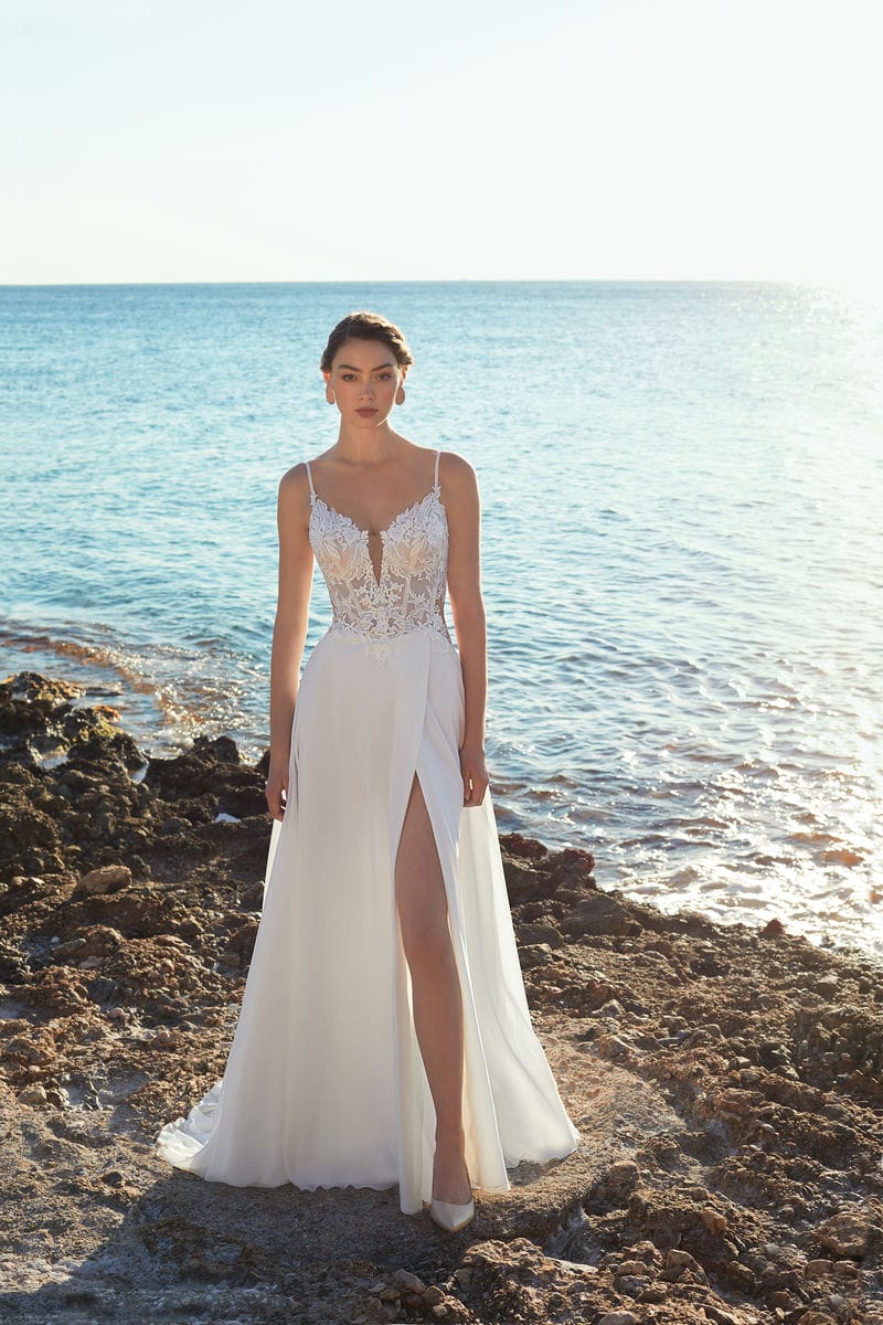 Das Brautkleid DR382 vom Hersteller Demetrios - Destination Romance, bei Ivory & Blush