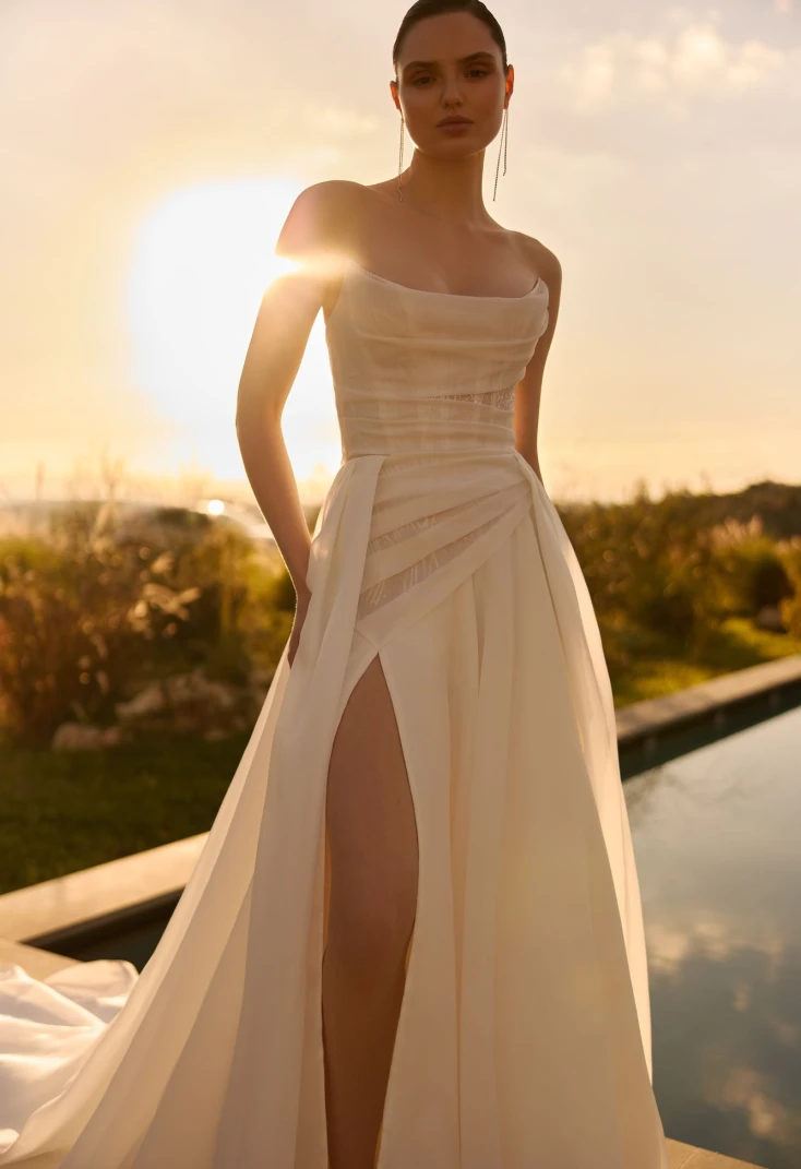 Das Brautkleid Glimmer vom Hersteller Pollardi, bei Ivory & Blush