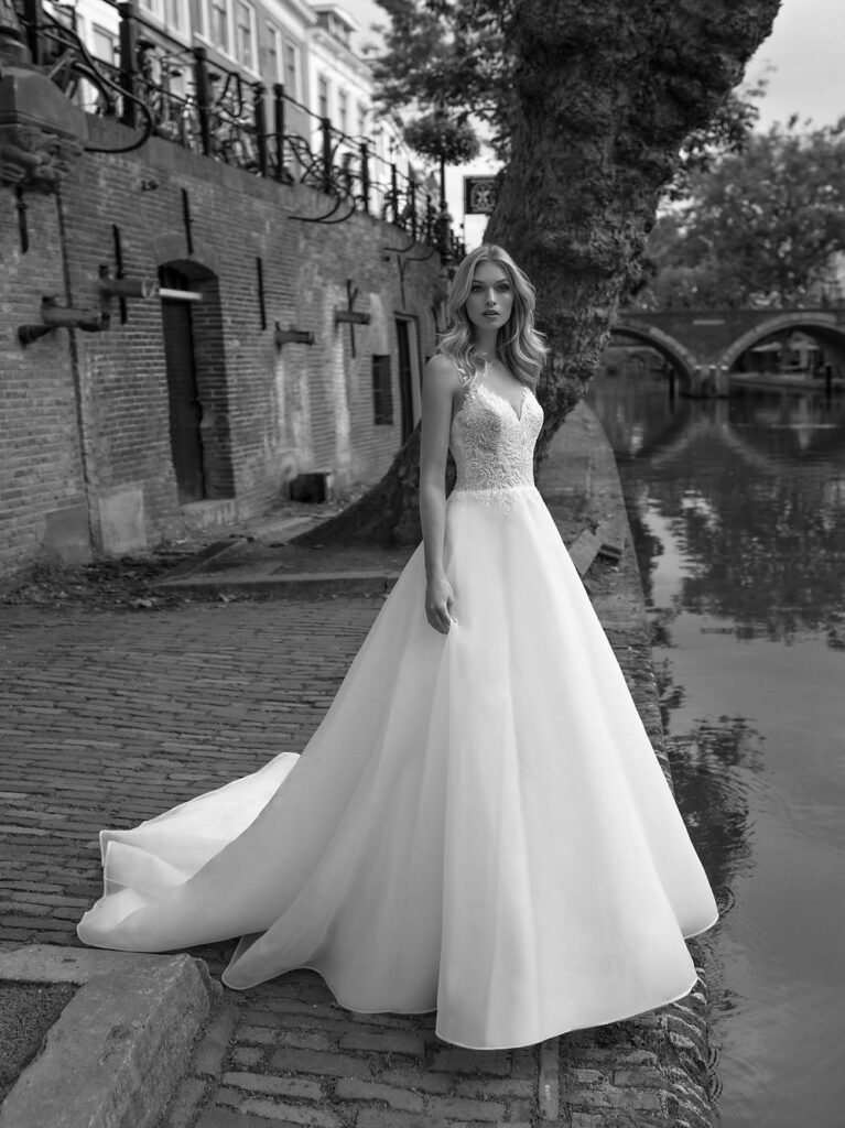 Das Brautkleid Kelly vom Hersteller Modeca, bei Ivory & Blush
