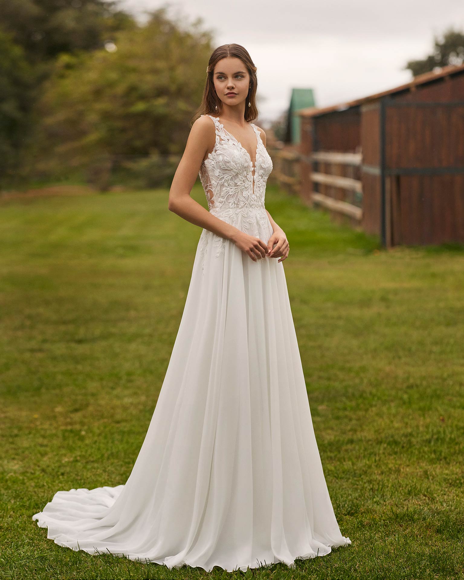 Das Brautkleid Nemira vom Hersteller Rosa Clara - Alma Novia, bei Ivory & Blush