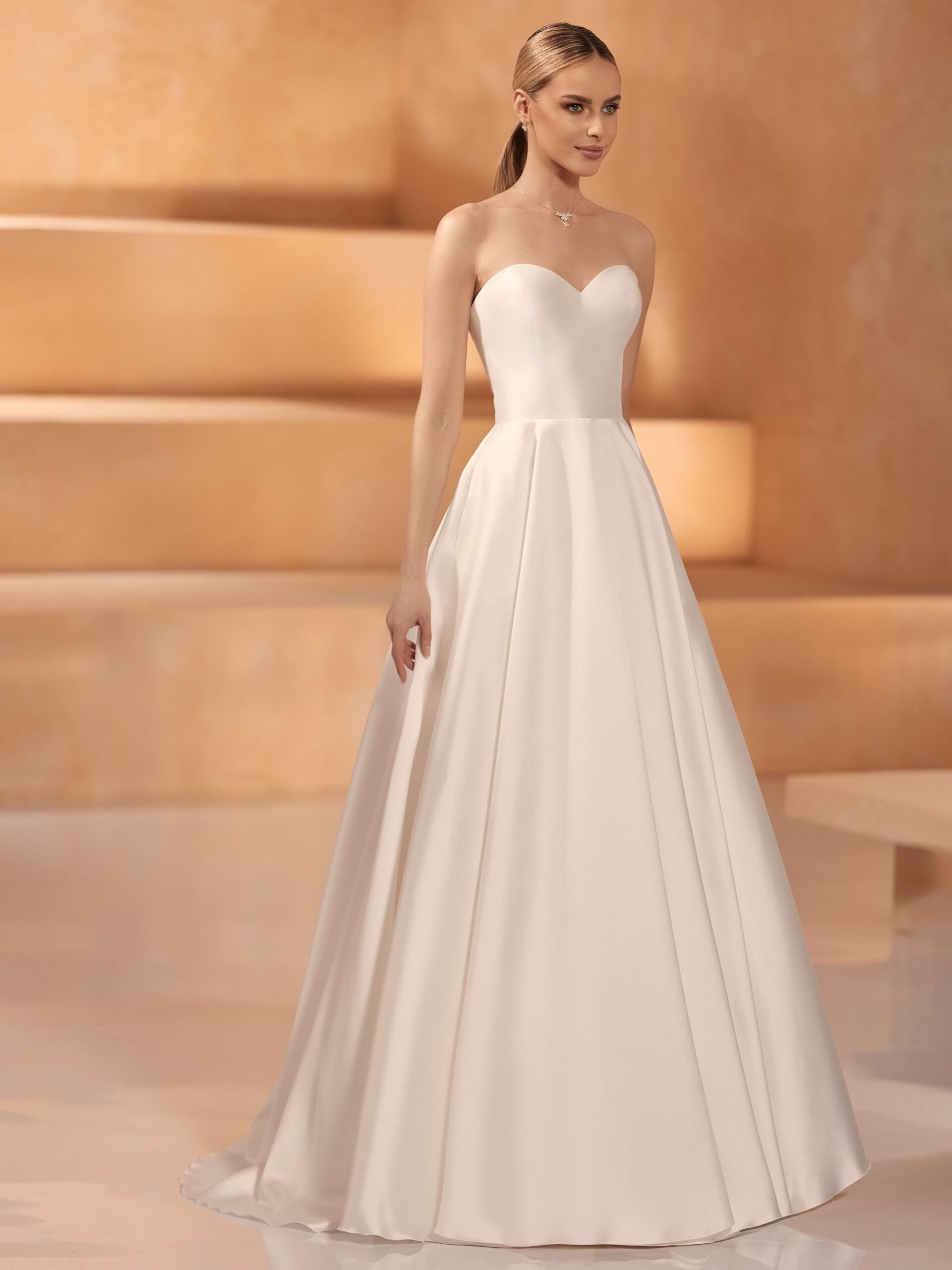 Das Brautkleid Olga vom Hersteller Bianco Evento, bei Ivory & Blush