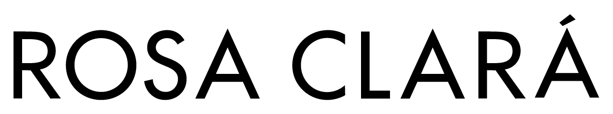 Der Schriftzug ROSA CLARÁ in fetten, schwarzen Großbuchstaben auf hellem Grund - ein Symbol für exklusive Brautmode in Stuttgart und der Schweiz.