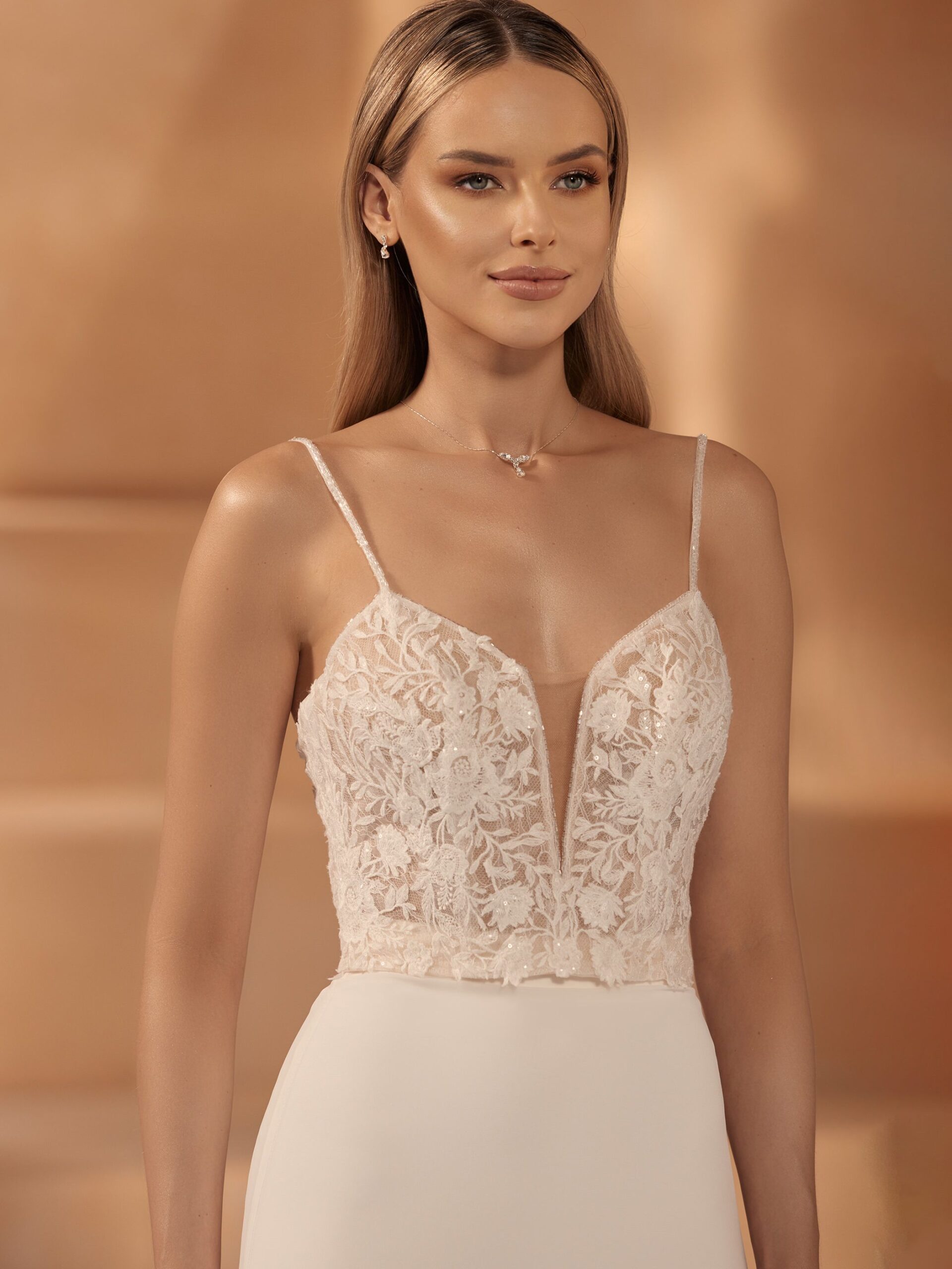 Das Brautkleid Top E447 vom Hersteller Bianco Evento, bei Ivory & Blush