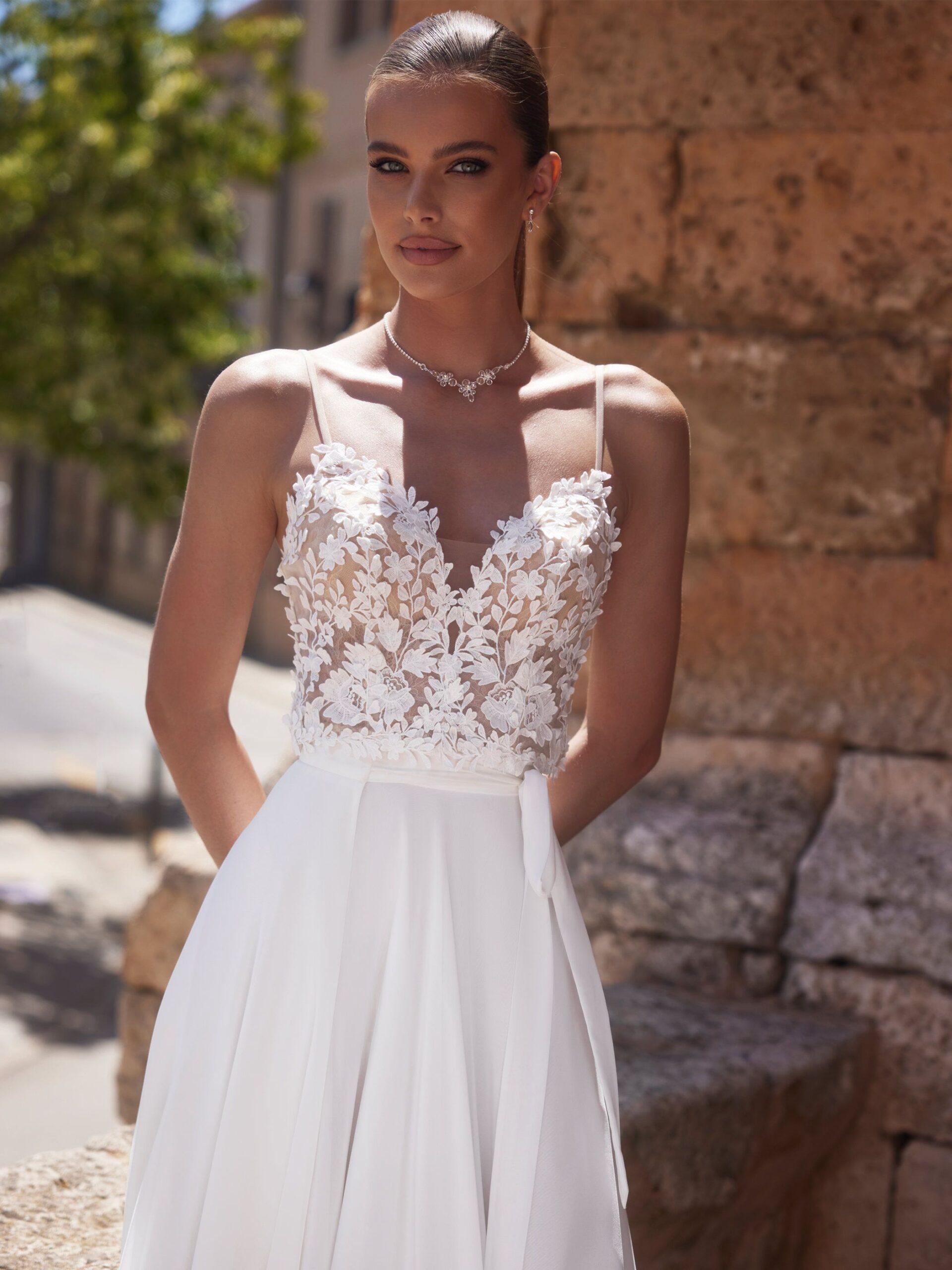 Das Brautkleid Top E464 vom Hersteller Bianco Evento, bei Ivory & Blush