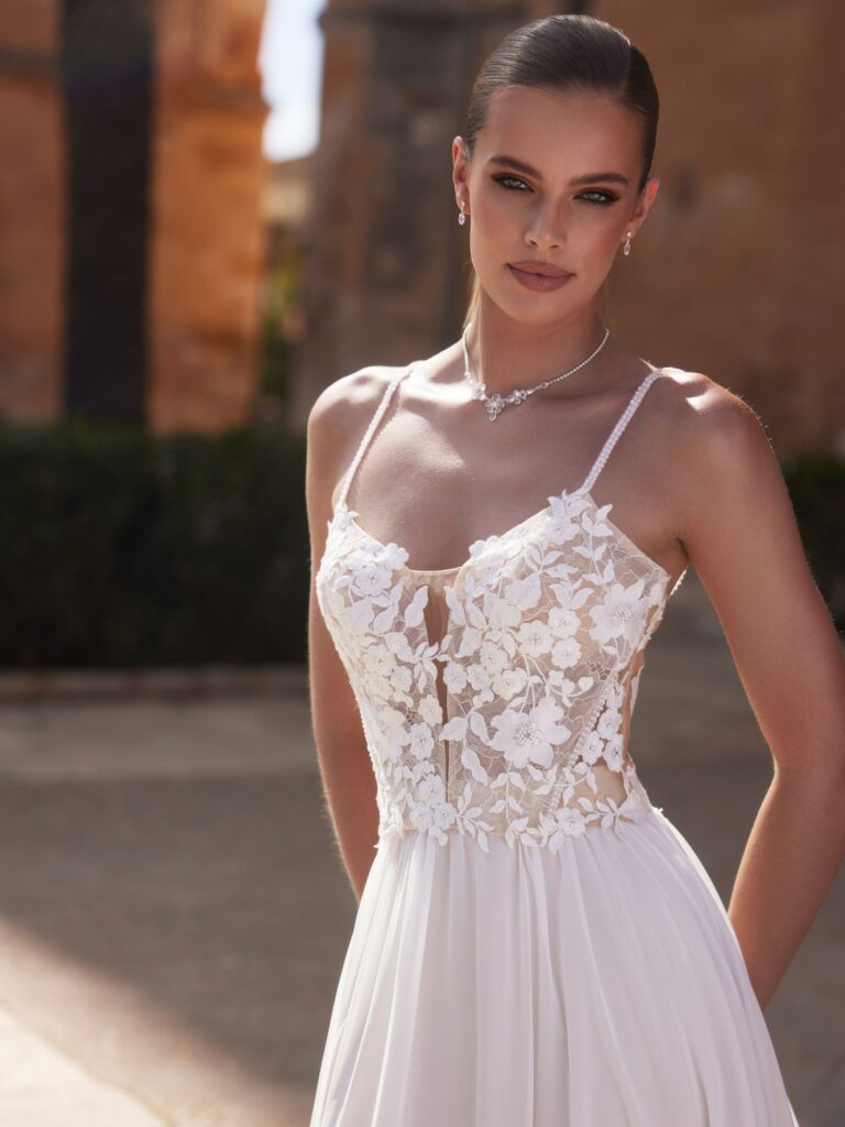 Das Brautkleid Top E472 vom Hersteller Bianco Evento, bei Ivory & Blush