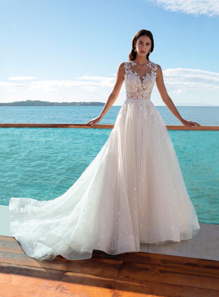 Brautkleid 8034 von Demetrios - Cosmobella bei Ivory & Blush