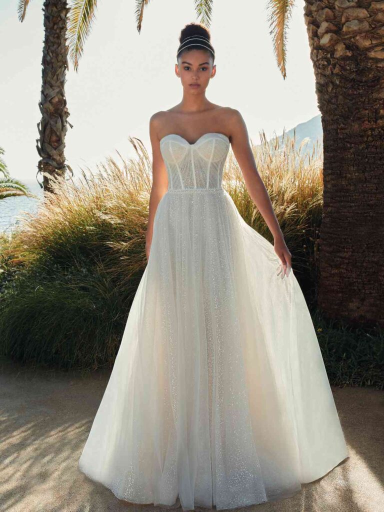 Brautkleid 8146 von Demetrios - Cosmobella bei Ivory & Blush