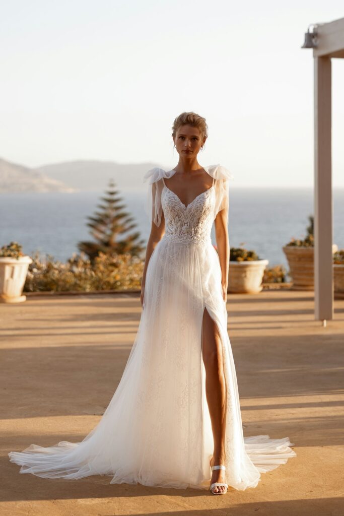 Brautkleid DR394 von Demetrios - Destination Romance bei Ivory & Blush