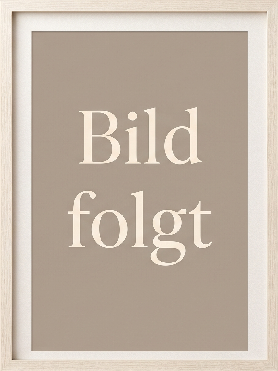 Ein beige gerahmtes Schild mit der deutschen Aufschrift „Bild folgt“ auf taupefarbenem Hintergrund – perfekt für eine moderne Brautmodenboutique.